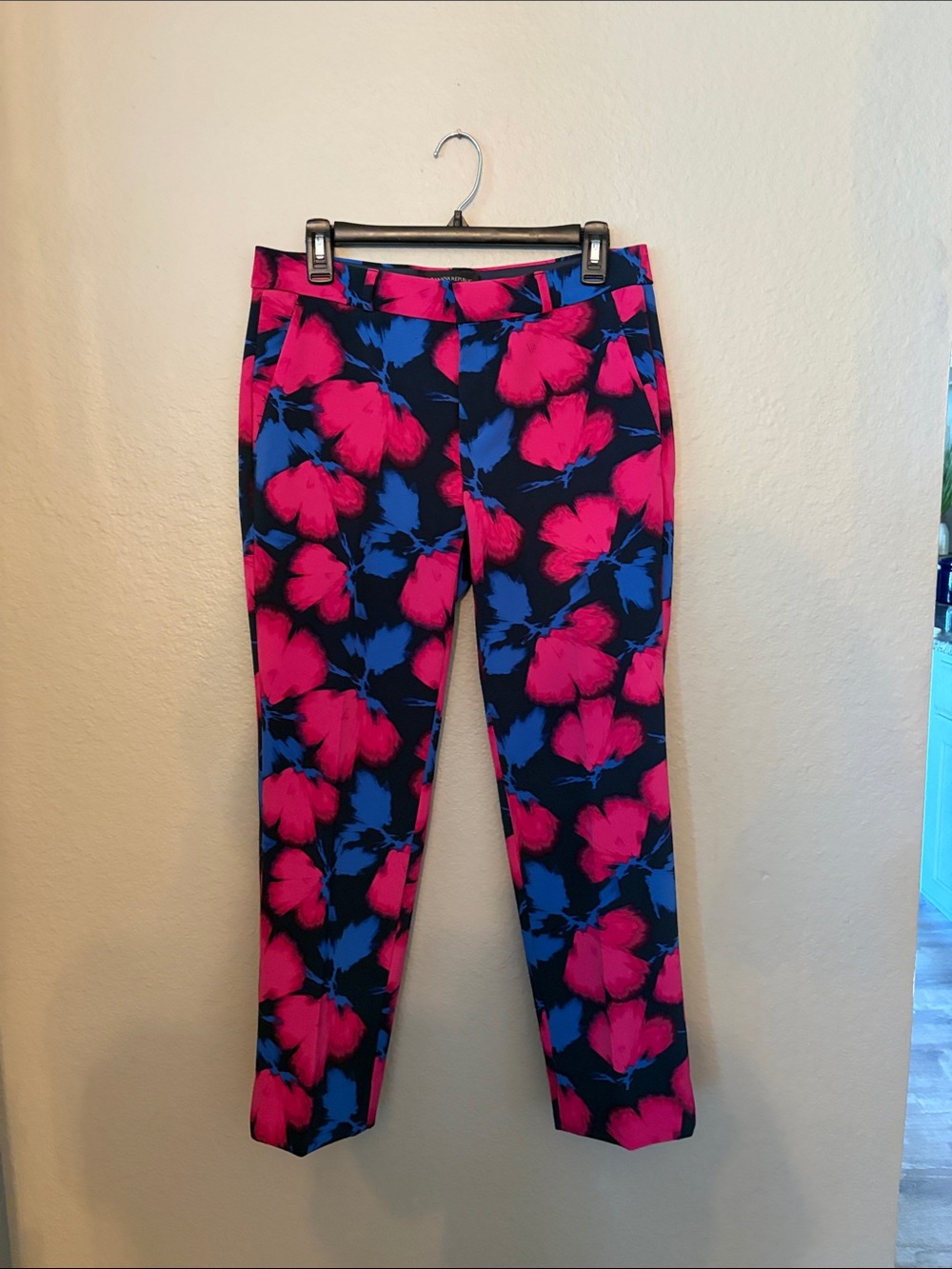 Banana Republic Avery floral pants low rise dress pants in vibrant colors.